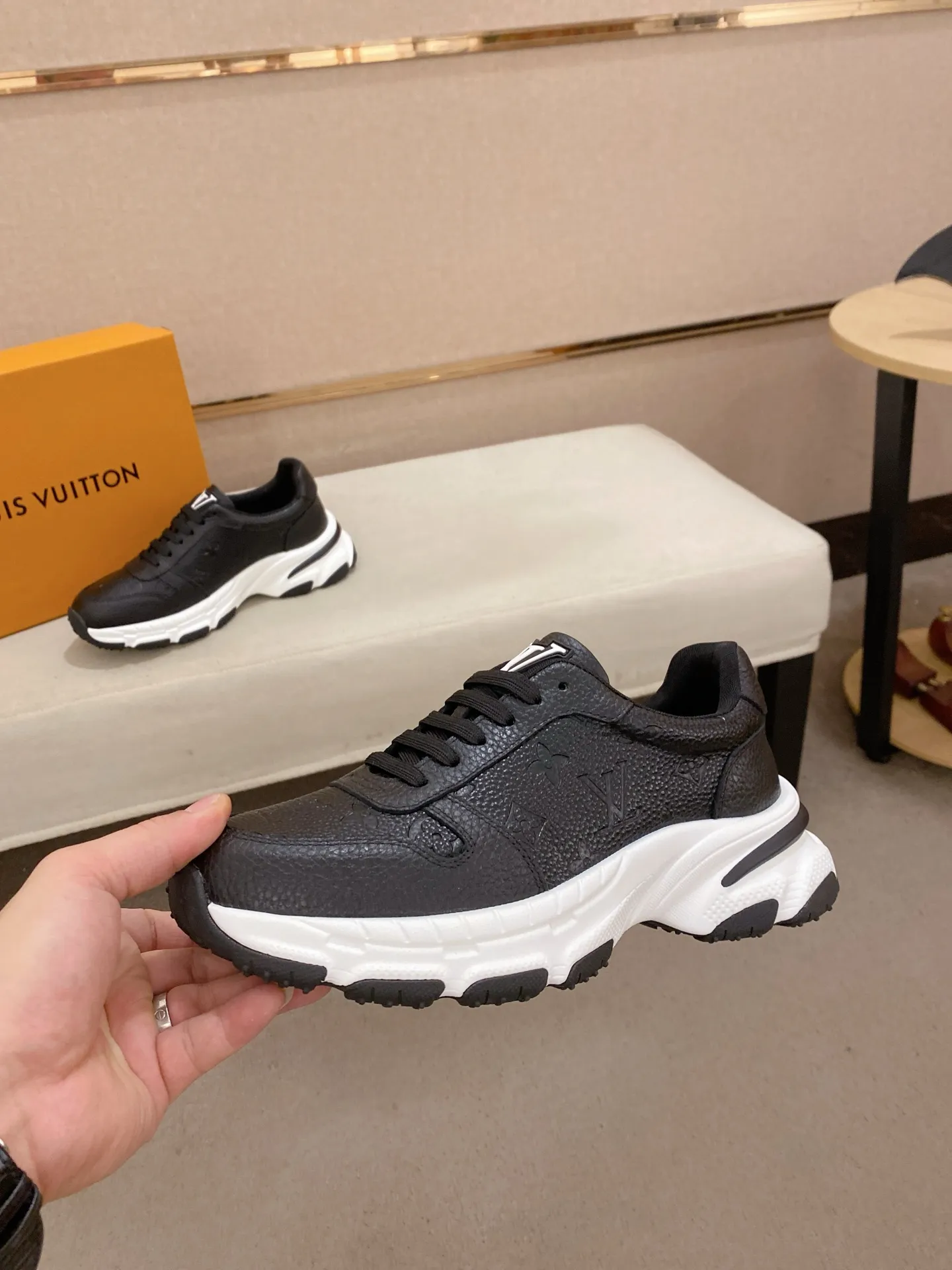 Men's shoes💰 442💰louis vuitton (Louis Vuitton/lv)🔍🔍The new counters are on sale at the same time. The uppers are imported from Italy. ⃣️Re-engraved🇮🇹💪💪, ⚠Sole: The original sole is specially provided by the original factory, the exclusive movable molded sole is super comfortable, ⚠Original and single goods 🔍high quality, you can enter and leave the counter at will, welcome to compare⚠. Code number: 38-44 (45/customized, non-refundable)